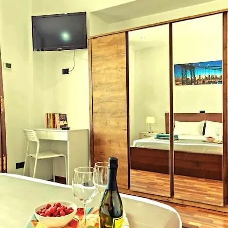 Tache - Cozy Appartement Boekarest